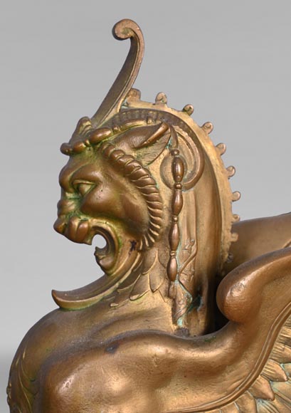 Chenets de style égyptien en bronze doré à décor de griffons affrontés-7