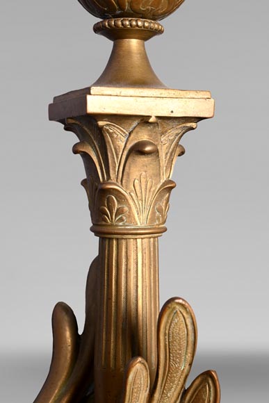 Chenets de style égyptien en bronze doré à décor de griffons affrontés-8