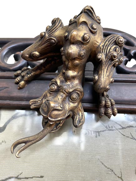 Cadre japonisant en bois sculpté et marqueterie de nacre, orné d'un dragon en bronze, et sa peinture sur soie figurant un paysage hivernal-1