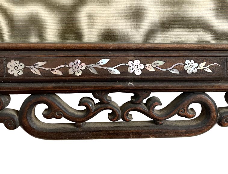 Cadre japonisant en bois sculpté et marqueterie de nacre, orné d'un dragon en bronze, et sa peinture sur soie figurant un paysage hivernal-4