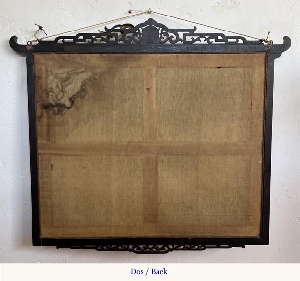 Cadre japonisant en bois sculpté et marqueterie de nacre, orné d'un dragon en bronze, et sa peinture sur soie figurant un paysage hivernal-7