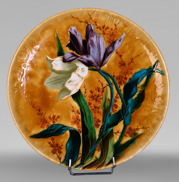Théodore DECK, Plat d’ornement en céramique émaillée au décor de tulipes-0