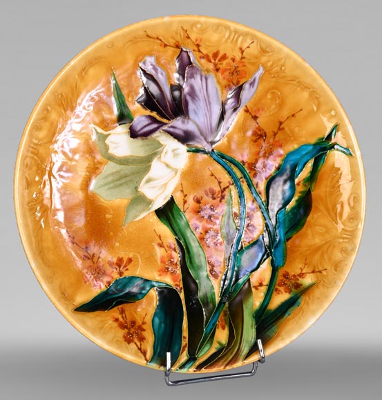 Théodore DECK, Plat d’ornement en céramique émaillée au décor de tulipes-1