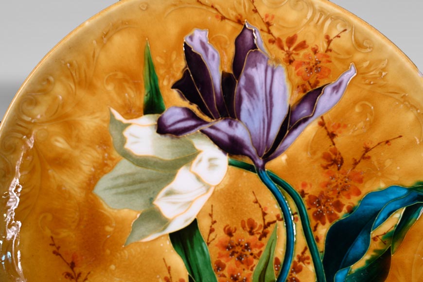 Théodore DECK, Plat d’ornement en céramique émaillée au décor de tulipes-2