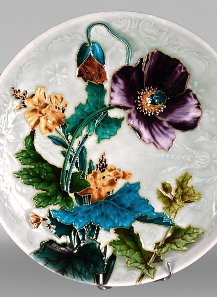 Théodore DECK, Plat d’ornement en céramique émaillée au décor de fleurs de pavot-1