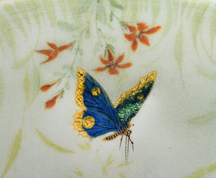 Théodore DECK, Plat orné d’un oiseau et d’insectes aux reflets irisés, vers 1880-1900-5