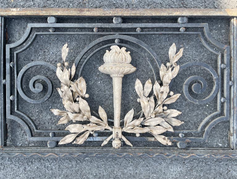 Portail en fonte à deux vantaux – Décor Louis XVI à torche dorée Portail en fonte à deux vantaux – Décor Louis XVI à torche dorée-1