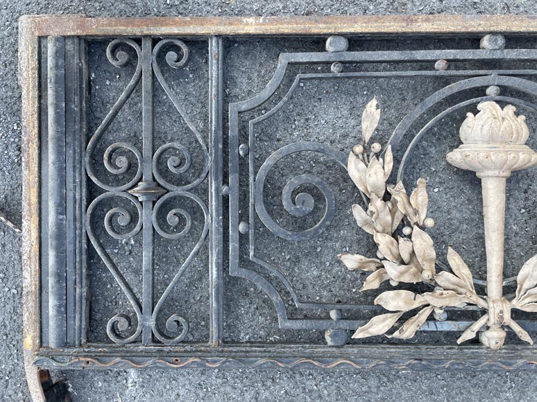 Portail en fonte à deux vantaux – Décor Louis XVI à torche dorée Portail en fonte à deux vantaux – Décor Louis XVI à torche dorée-2