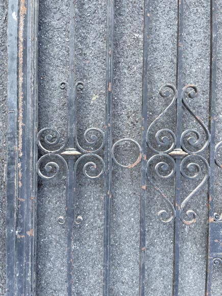 Portail en fonte à deux vantaux – Décor Louis XVI à torche dorée Portail en fonte à deux vantaux – Décor Louis XVI à torche dorée-3