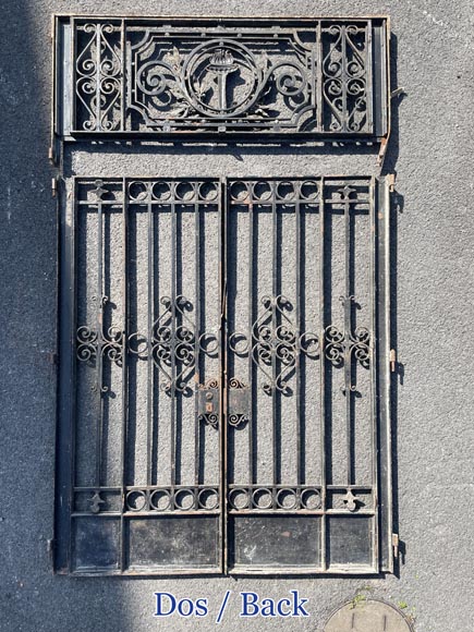 Portail en fonte à deux vantaux – Décor Louis XVI à torche dorée Portail en fonte à deux vantaux – Décor Louis XVI à torche dorée-4