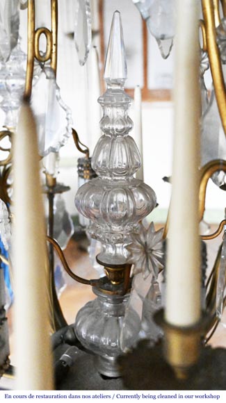 Lustre à vingt-quatre bras de lumière décoré de cristaux-2