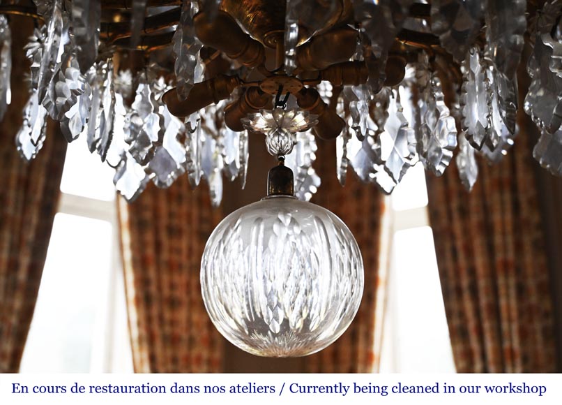 Lustre à vingt-quatre bras de lumière décoré de cristaux-5