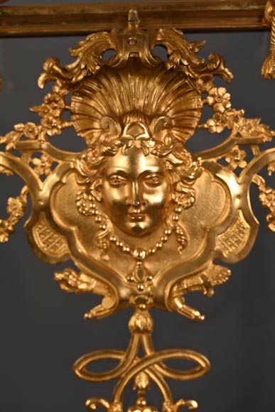 Pare étincelle de style Napoléon III au masque de femme et guirlande de fleurs en bronze doré et verre-3