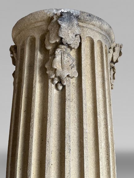 Paire de colonnes aux feuilles de chêne en bois sculpté et stuc, fin du XIXe siècle-2