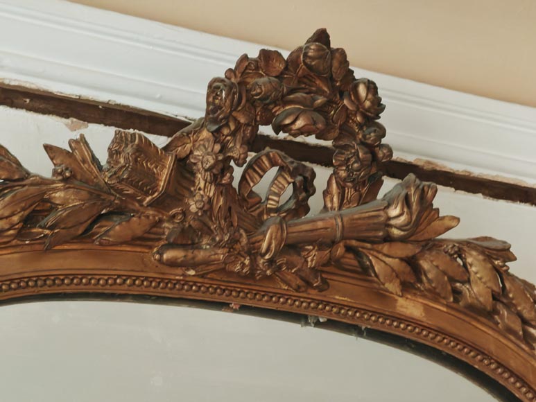 Trumeau doré de style Louis XVI à sommet arrondi décoré d'une couronne de fleurs ajourée-2