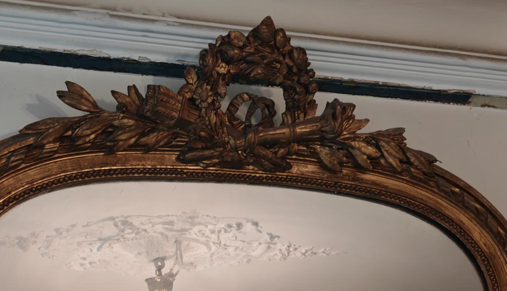 Trumeau doré de style Louis XVI à sommet arrondi décoré d'une couronne de fleurs-2