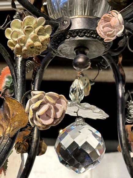 Lustre en laiton patiné à décor de fleurs et d’une perruche en porcelaine polychrome Lustre en laiton patiné à décor de fleurs et d’une perruche en porcelaine polychrome-3