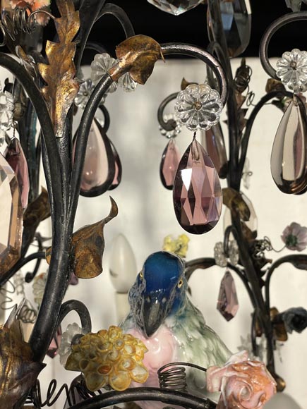 Lustre en laiton patiné à décor de fleurs et d’une perruche en porcelaine polychrome Lustre en laiton patiné à décor de fleurs et d’une perruche en porcelaine polychrome-5