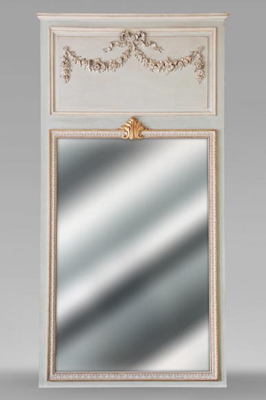 Miroir de style Napoléon III en bois sculpté décoré d'une guirlande de fleurs-0