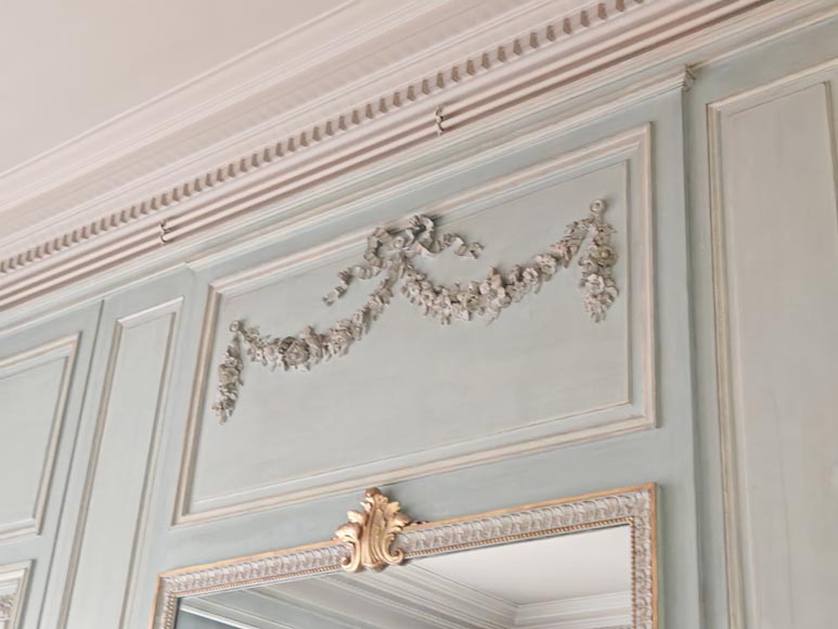 Miroir de style Napoléon III en bois sculpté décoré d'une guirlande de fleurs-3