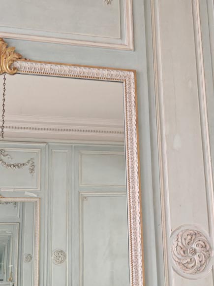 Miroir de style Napoléon III en bois sculpté décoré d'une guirlande de fleurs-6