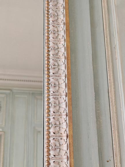 Miroir de style Napoléon III en bois sculpté décoré d'une guirlande de fleurs-7