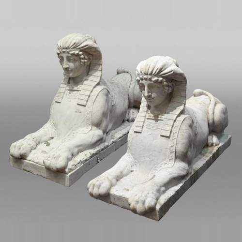 Paire de sphinges en marbre de Carrare sculpté