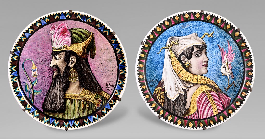 Balleroy & Cie (porcelaine) Joseph Albert Ponsin (peintre), Paire de plats d’ornement ornés des portraits d’un Assyrien et d’une Assyrienne-0