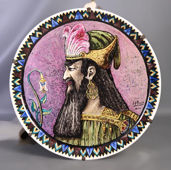 Balleroy & Cie (porcelaine) Joseph Albert Ponsin (peintre), Paire de plats d’ornement ornés des portraits d’un Assyrien et d’une Assyrienne-1