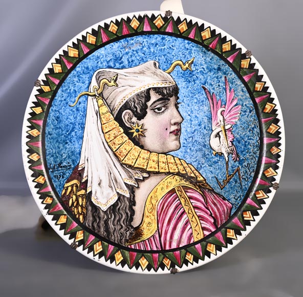 Balleroy & Cie (porcelaine) Joseph Albert Ponsin (peintre), Paire de plats d’ornement ornés des portraits d’un Assyrien et d’une Assyrienne-12