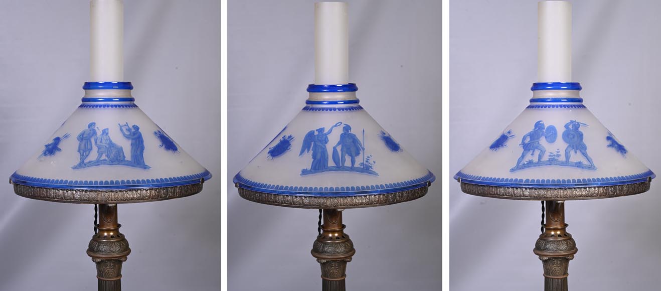 Lampe d'époque Napoléon III à l'abat-jour en verre gravé de style néo-grec-3