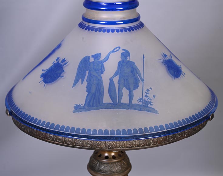 Lampe d'époque Napoléon III à l'abat-jour en verre gravé de style néo-grec-4