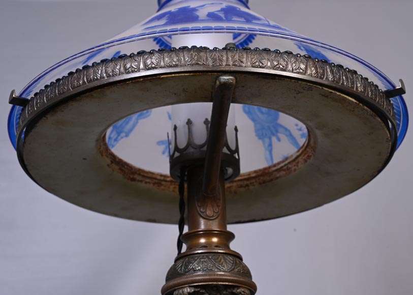 Lampe d'époque Napoléon III à l'abat-jour en verre gravé de style néo-grec-6