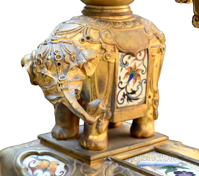 ESCALIER DE CRISTAL (d'après), pendule japonisante dite « Gong » en bronze doré et émail, aux éléphants et dragons-14