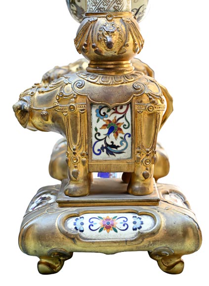 ESCALIER DE CRISTAL (d'après), pendule japonisante dite « Gong » en bronze doré et émail, aux éléphants et dragons-15
