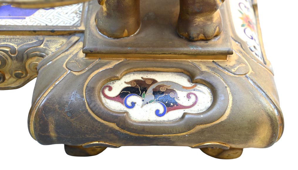 ESCALIER DE CRISTAL (d'après), pendule japonisante dite « Gong » en bronze doré et émail, aux éléphants et dragons-18