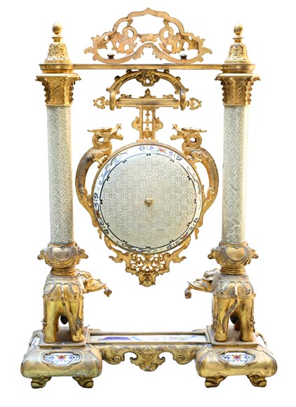 ESCALIER DE CRISTAL (d'après), pendule japonisante dite « Gong » en bronze doré et émail, aux éléphants et dragons-19