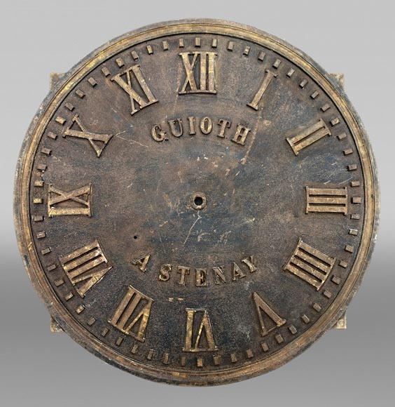 Grand cadran d'horloge d'édifice en fonte, à chiffres romains en relief, signé « GUIOTH A STENAY », XIXe siècle Grand cadran d'horloge d'édifice en fonte, à chiffres romains en relief, signé « GUIOTH A STENAY », XIXe siècle-0