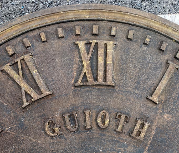 Grand cadran d'horloge d'édifice en fonte, à chiffres romains en relief, signé « GUIOTH A STENAY », XIXe siècle Grand cadran d'horloge d'édifice en fonte, à chiffres romains en relief, signé « GUIOTH A STENAY », XIXe siècle-1