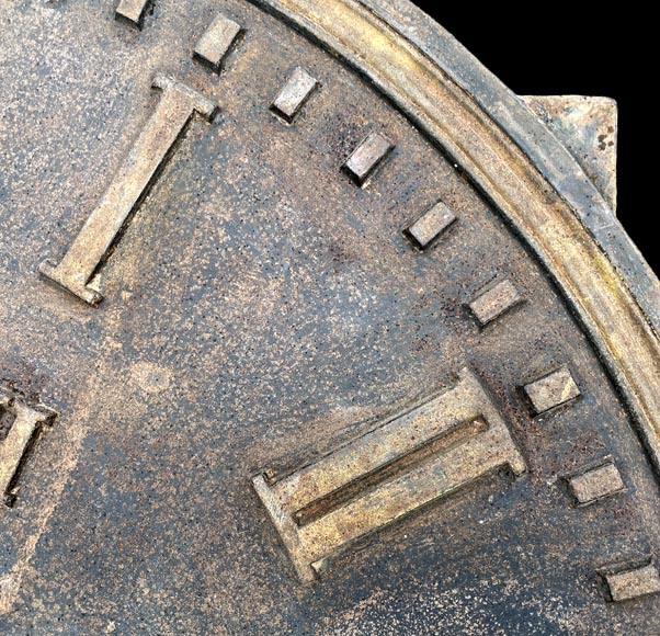 Grand cadran d'horloge d'édifice en fonte, à chiffres romains en relief, signé « GUIOTH A STENAY », XIXe siècle Grand cadran d'horloge d'édifice en fonte, à chiffres romains en relief, signé « GUIOTH A STENAY », XIXe siècle-5