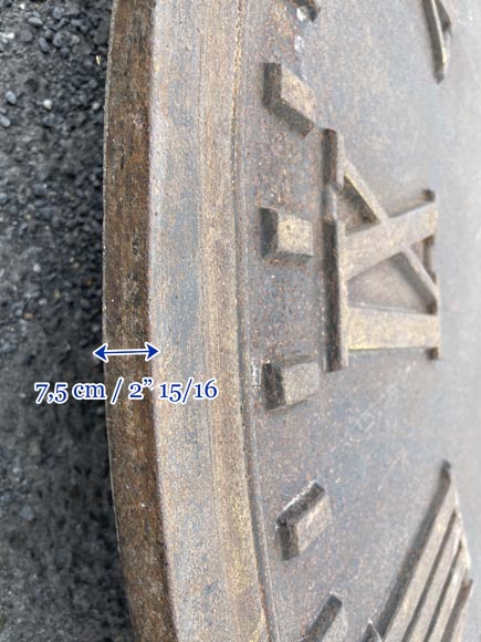 Grand cadran d'horloge d'édifice en fonte, à chiffres romains en relief, signé « GUIOTH A STENAY », XIXe siècle Grand cadran d'horloge d'édifice en fonte, à chiffres romains en relief, signé « GUIOTH A STENAY », XIXe siècle-8