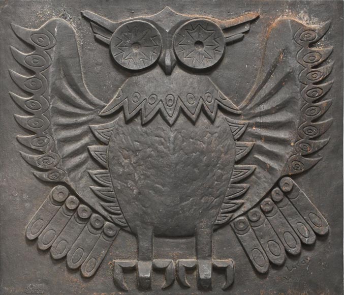 Plaque de cheminée Art déco signée Lucas, ornée d'un hibou-1