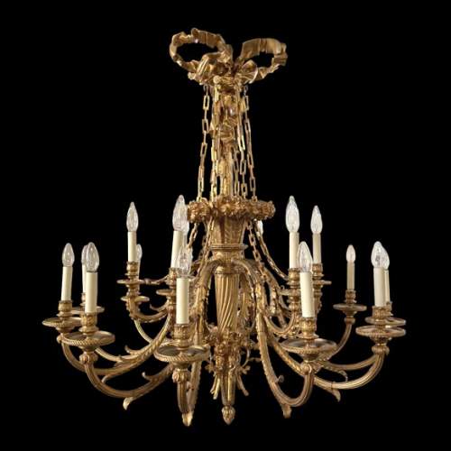Lustre en bronze doré à dix-huit lumières de style Louis XVI à couronne de roses et nœud de ruban