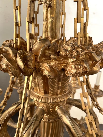 Lustre en bronze doré à dix-huit lumières de style Louis XVI à couronne de roses et nœud de ruban Lustre en bronze doré à dix-huit lumières de style Louis XVI à couronne de roses et nœud de ruban-4