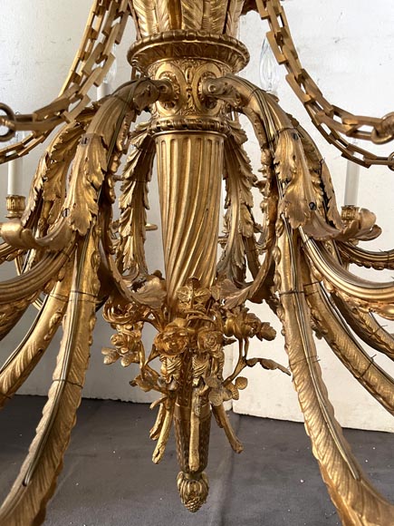 Lustre en bronze doré à dix-huit lumières de style Louis XVI à couronne de roses et nœud de ruban Lustre en bronze doré à dix-huit lumières de style Louis XVI à couronne de roses et nœud de ruban-7
