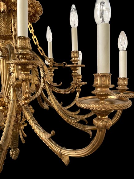 Lustre en bronze doré à dix-huit lumières de style Louis XVI à couronne de roses et nœud de ruban Lustre en bronze doré à dix-huit lumières de style Louis XVI à couronne de roses et nœud de ruban-8
