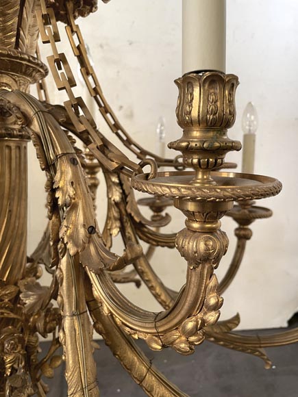 Lustre en bronze doré à dix-huit lumières de style Louis XVI à couronne de roses et nœud de ruban Lustre en bronze doré à dix-huit lumières de style Louis XVI à couronne de roses et nœud de ruban-9