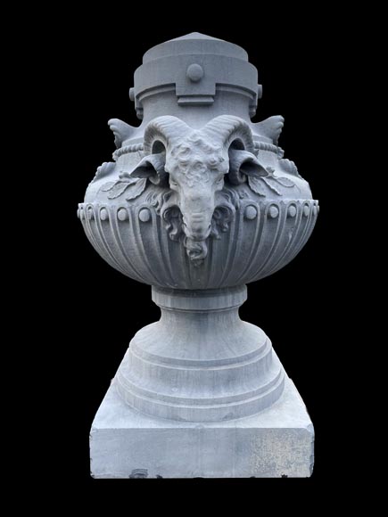 Grand vase en pierre sculptée, style Louis XVI, orné de têtes de bouc Grand vase en pierre sculptée, style Louis XVI, orné de têtes de bouc-1