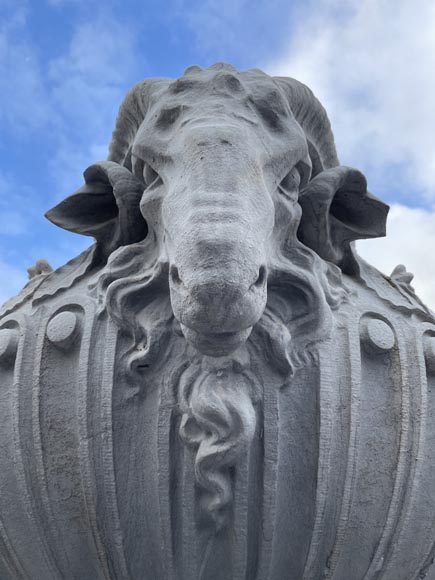 Grand vase en pierre sculptée, style Louis XVI, orné de têtes de bouc Grand vase en pierre sculptée, style Louis XVI, orné de têtes de bouc-2