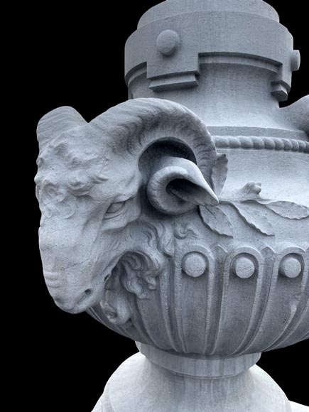 Grand vase en pierre sculptée, style Louis XVI, orné de têtes de bouc Grand vase en pierre sculptée, style Louis XVI, orné de têtes de bouc-3